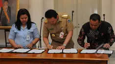 Pemprov DKI Jakarta melakukan penandatanganan nota kesepahaman (MoU) dengan Badan Penyelenggara Jaminan Sosial (BPJS) Kesehatan dan BPJS Ketenagakerjaan,di Balai Kota, Jakarta, Rabu (1/4/2015).  (Liputan6.com/Herman Zakharia)
