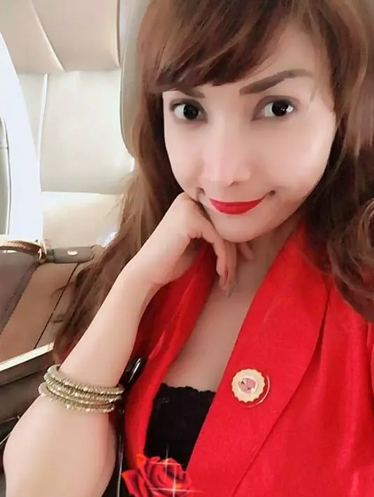 Seperti ini misalnya, makeup Roro terlihat begitu maksimal. terutama dengan lipstick merah di bibirnya yang membuat penampilannya makin memesona dan mewah pastinya. (Instagram/roro.fitria1989)