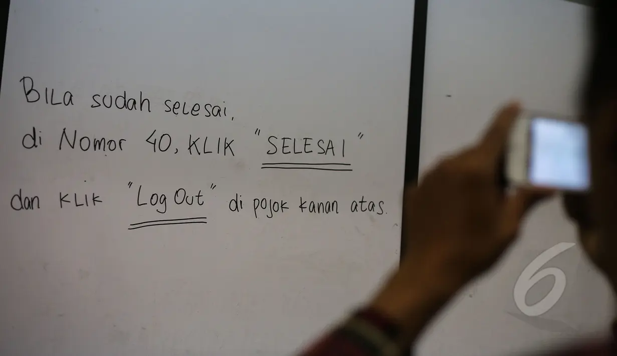 Tampak tata cara melakukan ujian nasional (UN) 2015 di SMA 70, Jakarta, Senin (13/4/2015). Sebanyak 585 dari 70 ribu sekolah menjadi percontohan menjalankan ujian nasional berbasis komputer di seluruh Indonesia.  (Liputan6.com/Faizal Fanani)