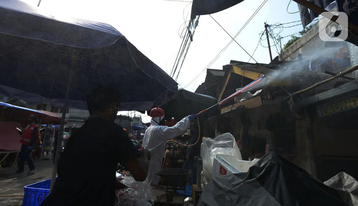 Petugas Palang Merah Indonesia (PMI) melakukan spraying pasar Karang Anyar dengan cairan disinfektan, Jakarta Pusat, Rabu (24/6/2020). Penyemprotan cairan disinfektan yang dilakukan tesebut untuk memutus penyebaran virus corona (COVID-19) pada PSBB Transisi new normal. (merdeka.com/Imam Buhori)
