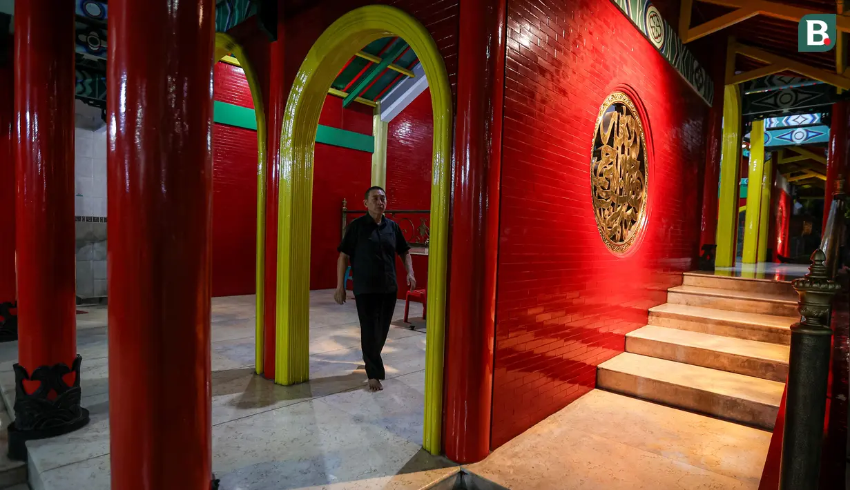 <p>Seorang jemaah berjalan keluar dari Masjid Cheng Ho, Genteng, Surabaya setelah melakukan ibadah salat magrib pada Selasa (14/11/2023). (Bola.com/Bagaskara Lazuardi)</p>