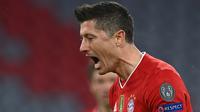 Robert Lewandowski. Ia didatangkan Bayern Munchen secara gratis dari Borussia Dortmund pada musim 2014/2015. Di Dortmund ia sudah menjelma sebagai striker tajam dan meraih gelar top skor Liga Jerman. Total 7 musim di Munchen, ia tampil 329 laga dan mencetak 294 gol. (Foto: AFP/Christof Stache)