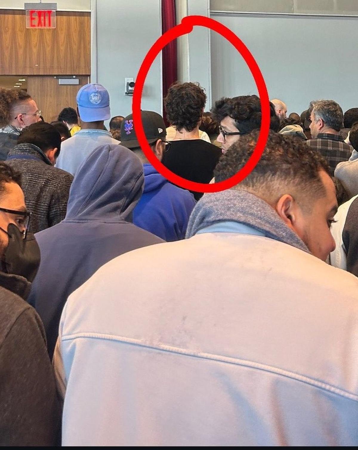 Potret Shawn Mendes Kepergok Ikut Salat Jumat dan Mendengar Khutbah, Sudah Masuk Islam?