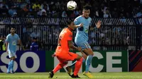 Duel pemain Persela, Alex Goncalves, melawan bek Persija, Maman Abdurrahman, di Stadion Surajaya, Lamongan (22/6/2019). (Bola.com/Aditya Wany)