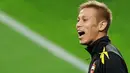 Gelandang serang CSKA Moscow Keisuke Honda tertawa di saat sesi latihan di Dragao Stadium, 16 Maret 20011, jelang laga Europa League melawan FC Porto. AFP PHOTO / FRANCISCO LEONG 