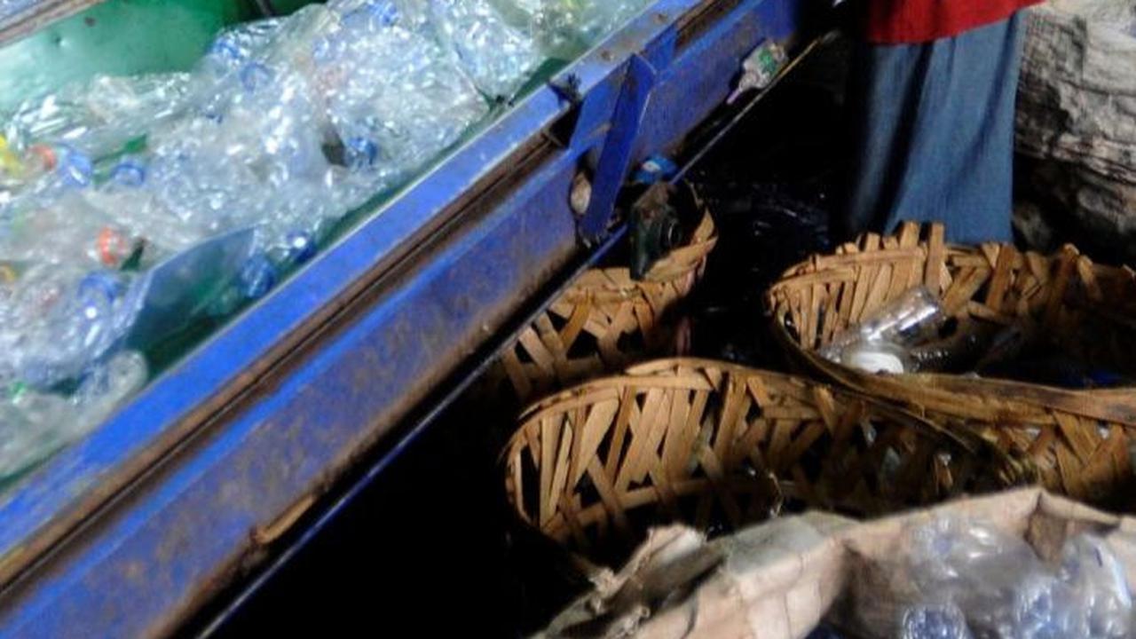 Koperasi ini memberdayakan para pemulung serta warga setempat sebagai pekerja pengolah sampah botol dan galon plastik.