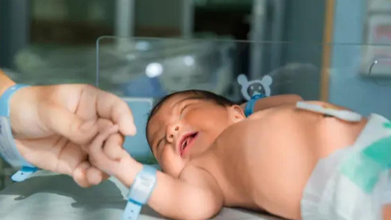 Hati-Hati, Ini 7 Bahaya Bayi Terlalu Sering Dicium yang Jarang Diketahui