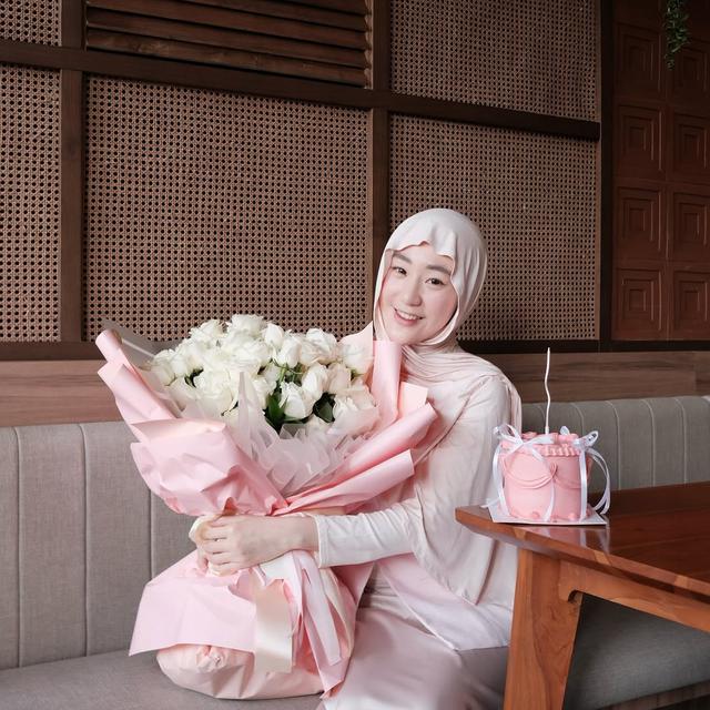 Potret 6 Artis Pakai Jilbab Meleyot, Tren Hijab yang Populer di Tahun 2025