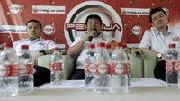 Presiden Persija Jakarta, Gede Widiade memberikan penjelasan terkait produk baru persija yakni Persija Water saat peluncuran di Springhill, Kemayoran, Jakarta, (2/2/2018). (Bola.com/Nick Hanoatubun)