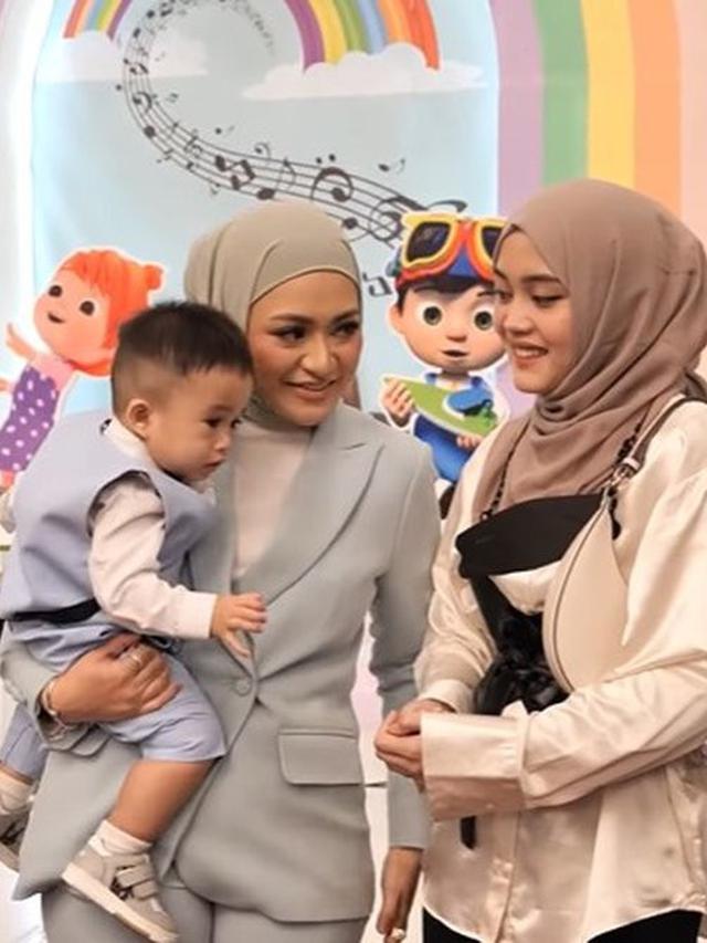 6 Potret Akur Putri Delina dan Nathalie Holscher di Ulang Tahun Baby Adzam