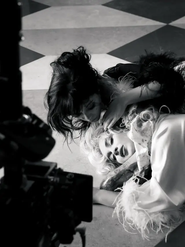 Adu Gaya Sadis Sabrina Carpenter dan Jenna Ortega di Video Klip Taste, Siapa yang Paling Sangar?