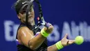 Petenis Kanada, Bianca Andreescu melakukan servis ke arah petenis Swiss, Belinda Bencic pada babak semifinal AS Terbuka di Arthur Ashe Stadium, Kamis (6/9/2019). Petenis berusia 19 tahun itu mengamankan tiket ke final usai menang dengan skor 7-6 (7-3) dan 7-5. (AP/Adam Hunger)