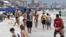 Para pengunjung pantai menikmati hari yang cerah di Destin, Florida, Amerika Serikat, Rabu (18/3/2020). Para pengunjung diminta menjaga jarak satu sama lain untuk mengurangi risiko penyebaran virus corona COVID-19. (Devon Ravine/Northwest Florida Daily News via AP)