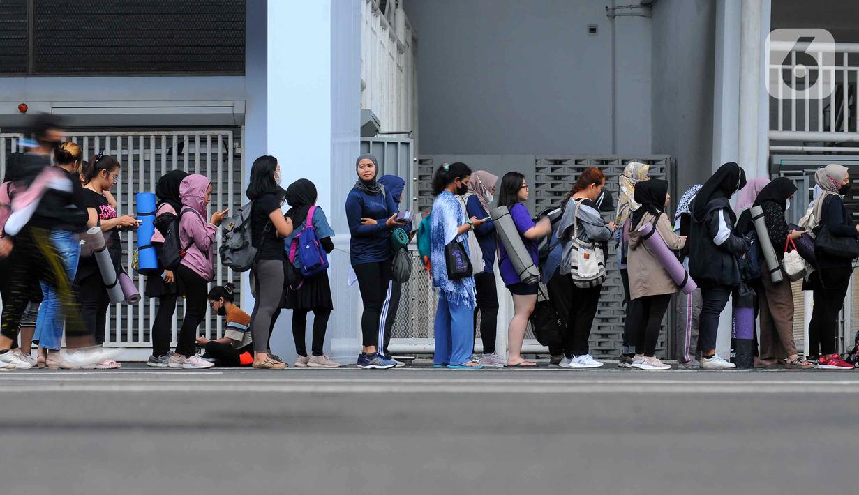 Warga antre untuk mengikuti senam di kawasan Stadion Utama Gelora Bung Karno (SUGBK), Jakarta, Kamis (9/2/2023). Sejak pemerintah mengumumkan tidak ada lagi pembatasan sosial skala besar (PSBB), warga kian antusias untuk berolahraga seperti lari, senam, dan jalan santai. (merdeka.com/Imam Buhori)