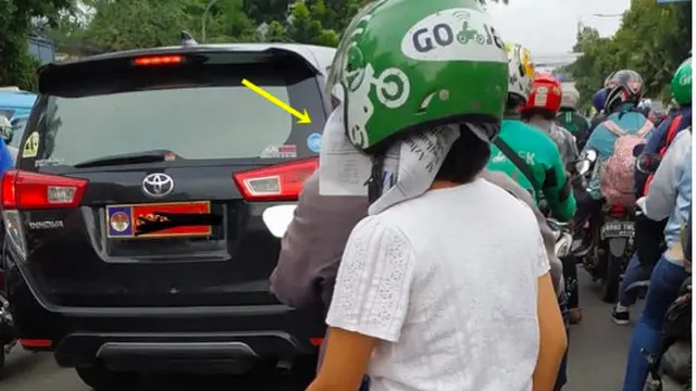 Nyeleneh, 8 Tingkah Kocak Penumpang Ojek Online Saat Pakai Helm