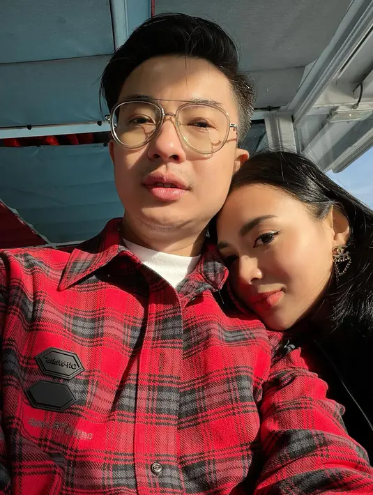 Wika membantah telah dilamar oleh Max. Ia menyebut, bahwa cincin tersebut sebagai kado ulang tahunnya. Saat itu, Wika mengaku masih menabung untuk membeli cincin tersebut, tapi Max memberikan kejutan cincin sesuai keinginannya. [Instagram/wikasalim]