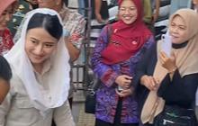 Wakil Menteri Cantik Blusukan ke Pasar di Kampung Jokowi Ditemani Perwira TNI-Polri