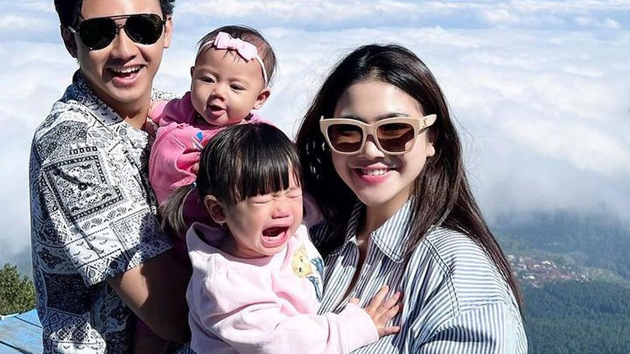 Ada momen lucu saat sesi foto bersama. Tampak Bible yang digendong oleh sang ibunda tampak menangis.  Felicya Angelista mengungkapkan kenapa sang anak menangis.