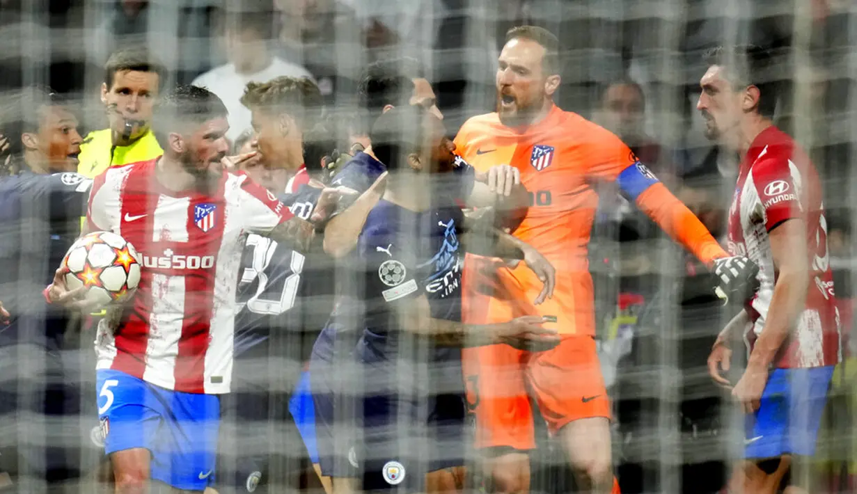 Penjaga gawang Atletico Madrid Jan Oblak (kedua kanan) berdebat dengan pemain Manchester City pada pertandingan sepak bola leg kedua perempat final Liga Champions di Stadion Wanda Metropolitano, Madrid, Spanyol, 13 April 2022. Pertandingan berakhir imbang 0-0. (AP Photo/Manu Fernandez)