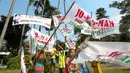 Sejumlah anak mengibarkan bendera bertuliskan dukungan terhadap Jokowi, di sekitar Tugu Proklamasi, Jakarta, Kamis (21/5/2015). Spanduk tersebut dipasang dalam rangka memperingati 17 tahun reformasi. (Liputan6.com/Faizal Fanani) 