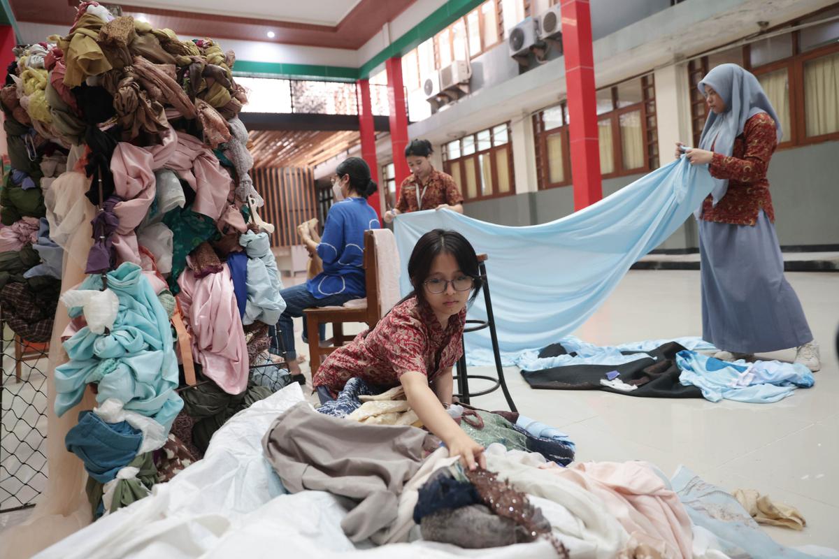 Barang Bekas Disulap Jadi Karya Seni