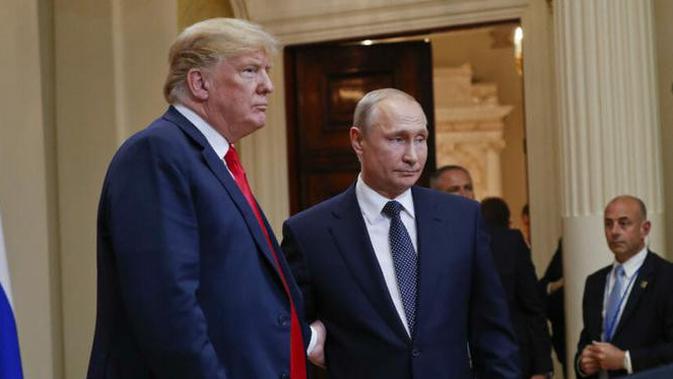 Presiden AS Donald Trump bersalaman dengan Presiden Rusia Vladimir Putin (AP/Martinez Monsivais)