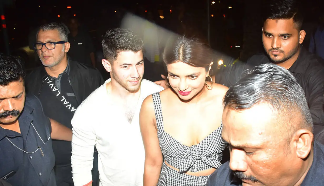 Dilansir dari AceShowbiz, tak lama ibunya Priyanka, yakni Madhu Chopra hadir setelah mereka. (eonline.com)