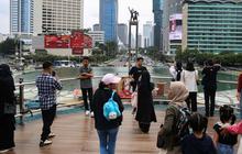 FOTO: Anjungan Halte TransJakarta Bundaran HI Jadi Primadona Wisata Murah di Tengah Libur Isra Mikraj