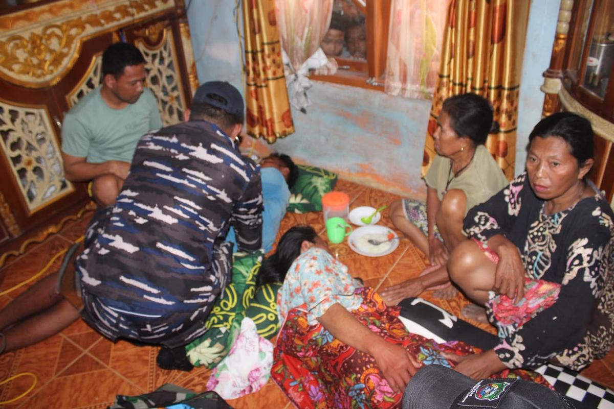 Korban selamat KM Nurul Salsa tenggelam. (merdeka.com/ihwan fajar).