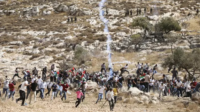 Lagi Salat, Warga Palestina Ditembaki Gas Air Mata Tentara Israel