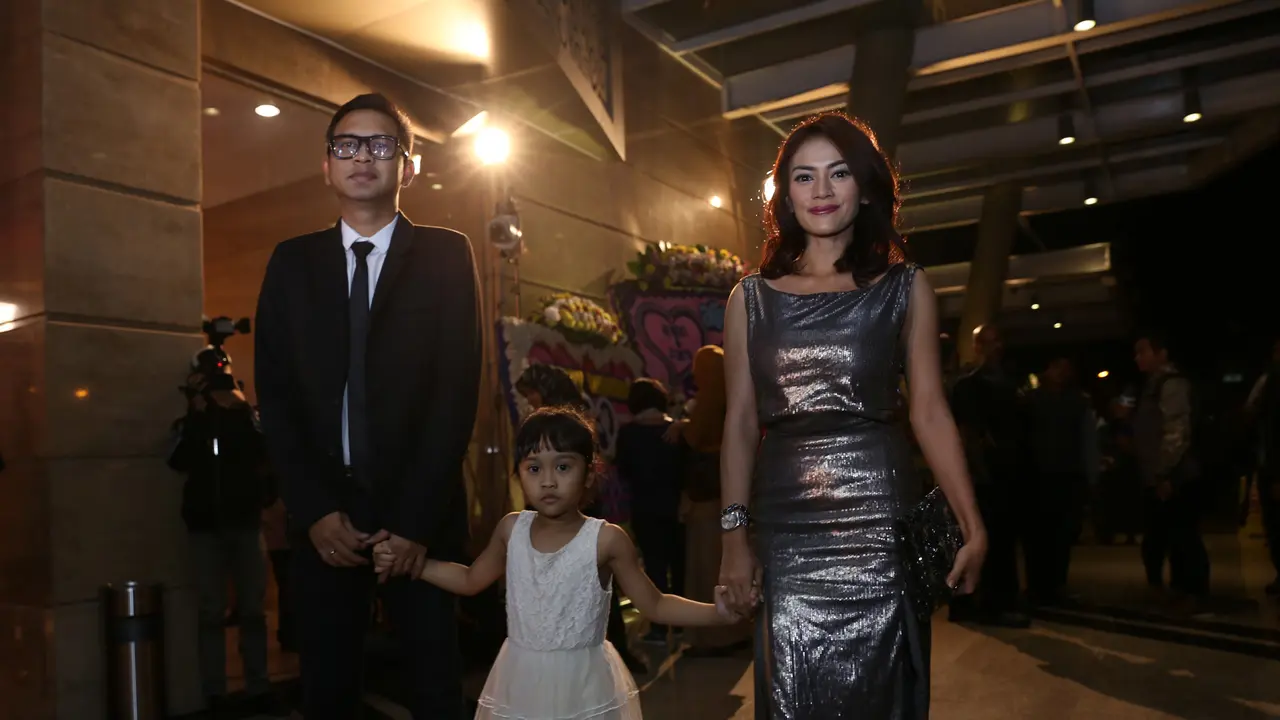 Masayu Anastasia dan Lembu Wiworo Jati serta anaknya