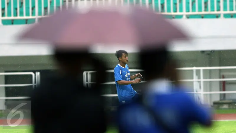 Pewarta mengabadikan pemain tengah Persib, Febri Hariyadi, saat mengikuti latihan jelang laga perebutan tempat 3 Piala Presiden 2017 melawan Semen Padang di Stadion Pakansari, Bogor.