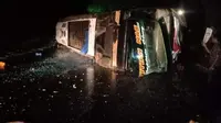 Bus malam Titian Mas terguling di tanjakan Nanga Tumpu, Dusun Lara, Desa Nanga Tumpu, Kecamatan Manggelewa, Kabupaten Dompu, Nusa Tenggara Barat. (Liputan6.com/ Miftahul Yani)