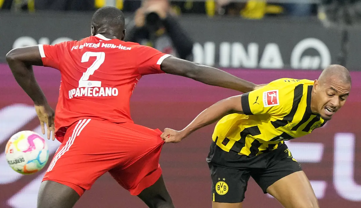 Begitupun usaha yang dilakukan Donyell Malen (kanan) untuk melewati Dayot Upamecano harus saling menarik baju satu sama lain. (AP Photo/Martin Meissner)