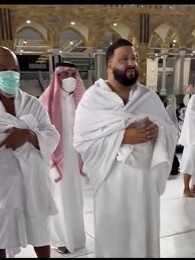 6 Potret Haru DJ Khaled dan Mike Tyson Jalani Umrah, Menangis di Depan Kabah