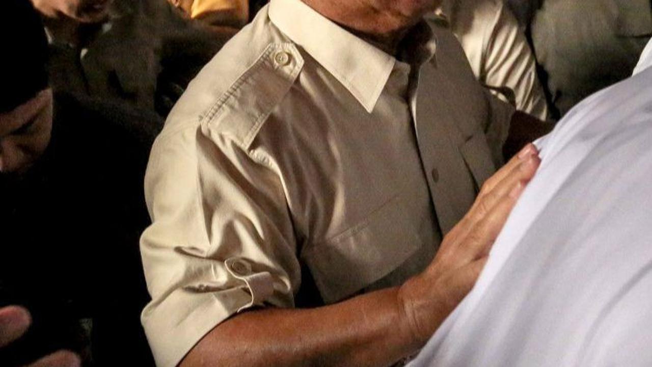 Ketua Umum Partai Gerindra Prabowo Subianto disambut antusiasme para relawan saat menghadiri acara peresmian rumah pemenangan relawan di Menteng.