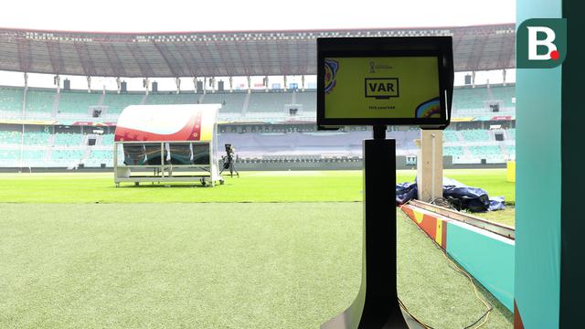 Monitor VAR di Stadion Gelora Bung Tomo
