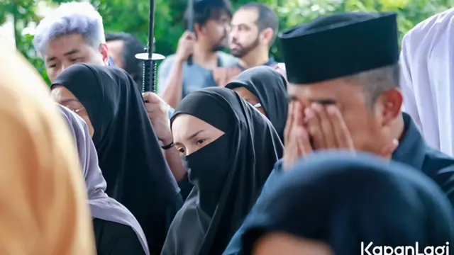 Irish Bella di Pemakaman Ayah Ammar Zoni