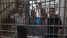 Sejumlah tahanan berada dibalik jeruji besi di penjara Piedras Gordas II di Lima, Peru, (15/3). Sebanyak 31 warga Spanyol yang ditahan karena narkoba kini tinggal menunggu waktu untuk dibebaskan dan dipulangkan. (AP Photo/Rodrigo Abd)