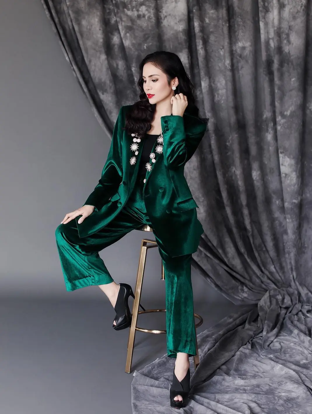 6 Busana Selebriti yang Cocok Jadi Outfit Natal, dari Natasha Wilona