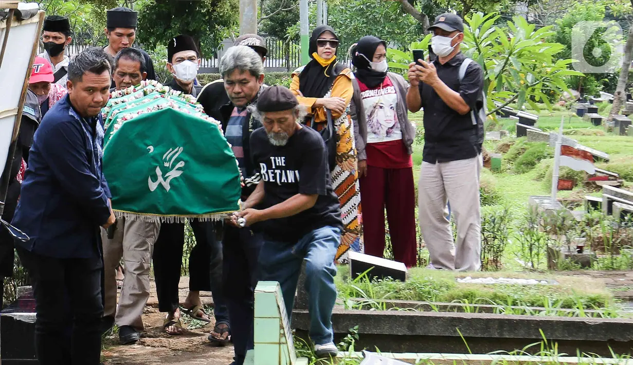 Prosesi pemakaman aktris senior Aminah Cendrakasih atau Mak Nyak di Taman Pemakaman Umum Karet Bivak, Jakarta, Kamis (22/12/2022). Pemeran Mak Nyak dalam Si Doel Anak Sekolahan meninggal dunia pada 21 Desember 2022 pukul 19.40 WIB karena mengidap penyakit glaukoma yang sudah menahun. (Liputan6.com/Herman Zakharia)