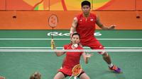 Ganda campuran Indonesia, Praveen Jordan dan Debby Susanto saat menghadapi ganda campuran asal Jerman, Michael Fuchs dan Birgit Michels dalam babak penyisihan Grup A Olimpiade 2016 di Rio de Janeiro, Brasil, Jumat (12/8). (AFP PHOTO/Ed Jones)