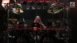 Pemain drum band Dream Theater, Mike Mangini menunjukkan aksinya dalam JogjaRockarta International Music Festival 2017 di Stadion Kridosono, Jogjakarta, Jumat (29/9). (Liputan6.com/Herman Zakharia)