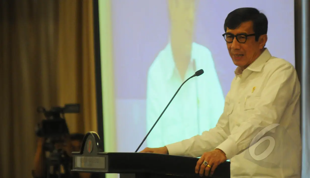 Menteri Hukum dan Ham RI Yasona Laoly saat mengikuti acara seminar hukum bertajuk "Demokratisasi dalam Penegakan Hukum" di Jakarta, Senin (23/3/2015). (Liputan6.com/Herman Zakharia) 