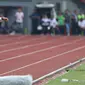 Pelatih Semen Padang, Nil Maizar (kiri) memberi arahan saat laga melawan Bhayangkara FC di lanjutan Liga 1 Indonesia di Stadion Patriot Candrabhaga, Bekasi, Sabtu (20/5). Bhayangkara FC unggul 1-0. (Liputan6.com/Helmi Fithriansyah)