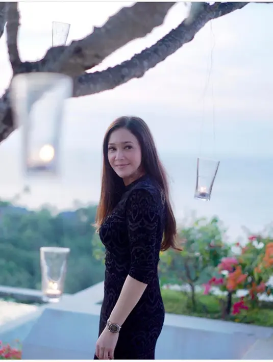 Selain pujian kecantikan dan awet muda, tidak sedikit netizen yang minta resep awet muda. Selain pujian, ada netizen yang mendoakan cepat mendapat jodoh yang setia. Dan menjadi wanita tangguh. (Instagram/maiaestiantyreal)