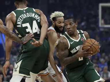 Pebasket Milwaukee Bucks, Eric Bledsoe, berusaha melewati pebasket Golden State Warriors pada laga NBA di Chase Center, Rabu (8/1/2020). Milwaukee Bucks menang 107-98 atas Warriors. (AP/Ben Margot)