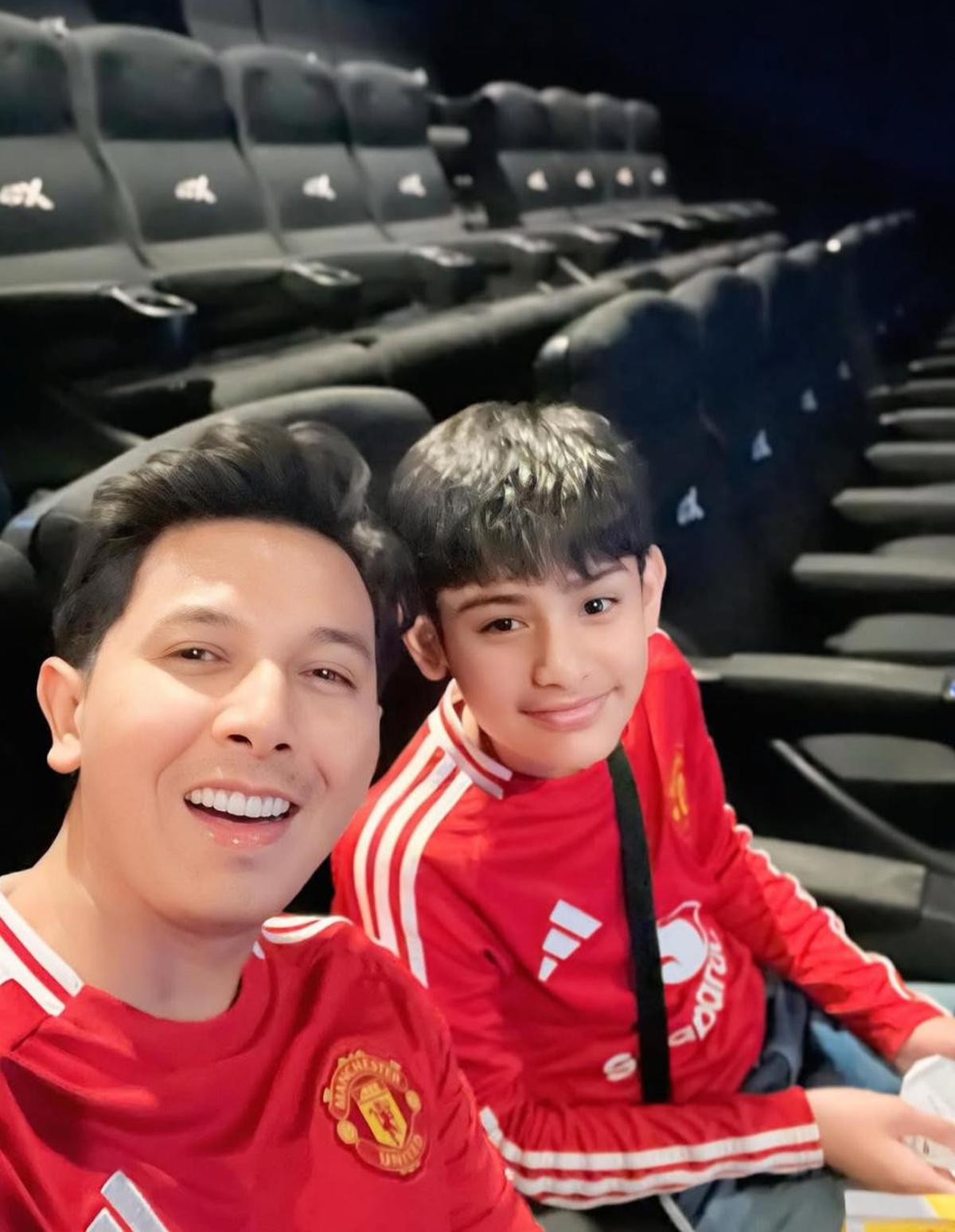5 Potret Sonny Septian dan Faaz Habiskan Quality Time bersama dengan Jersey Serasi