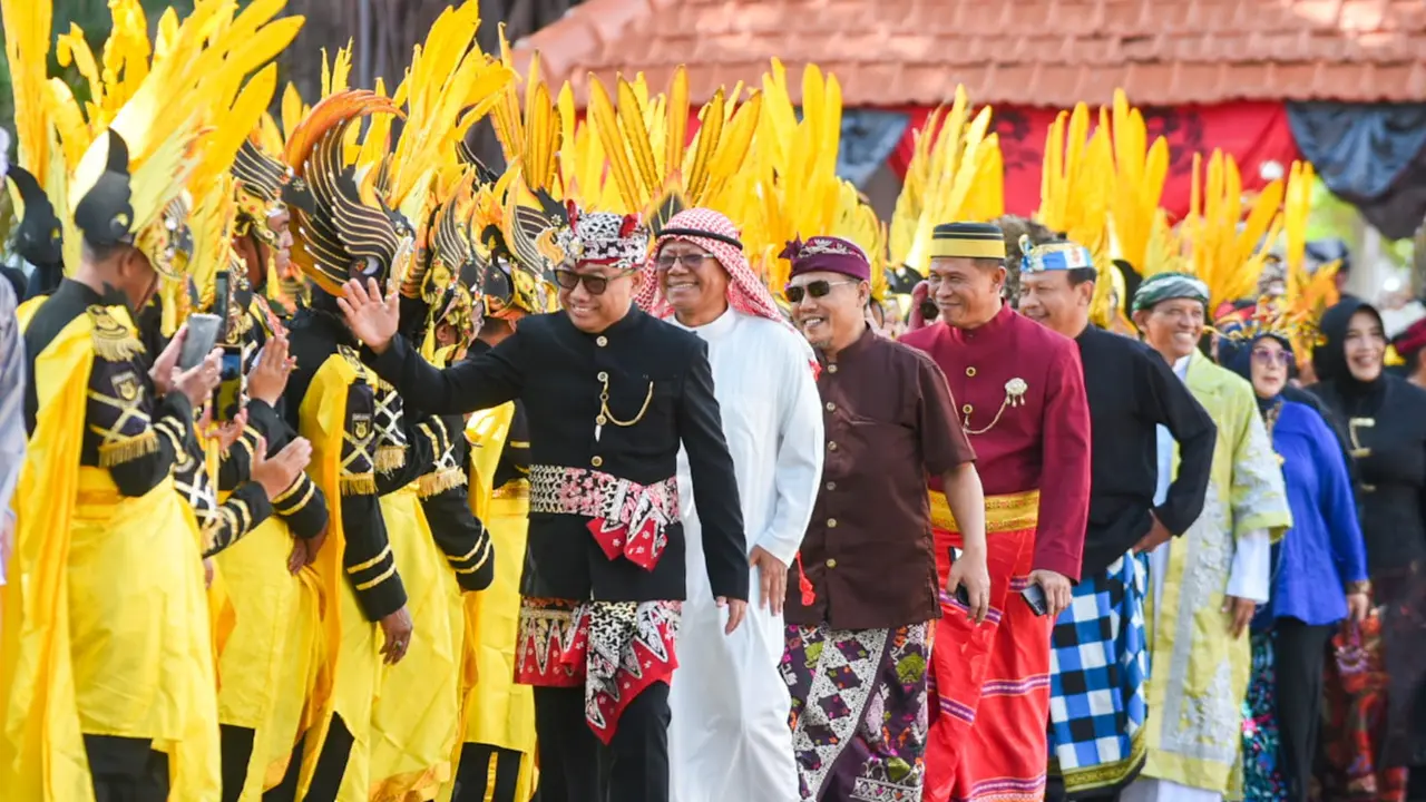 Teguhkan Keragaman, Upacara Hari Jadi Banyuwangi Diwarnai Busana Khas Suku Nusantara di Banyuwangi