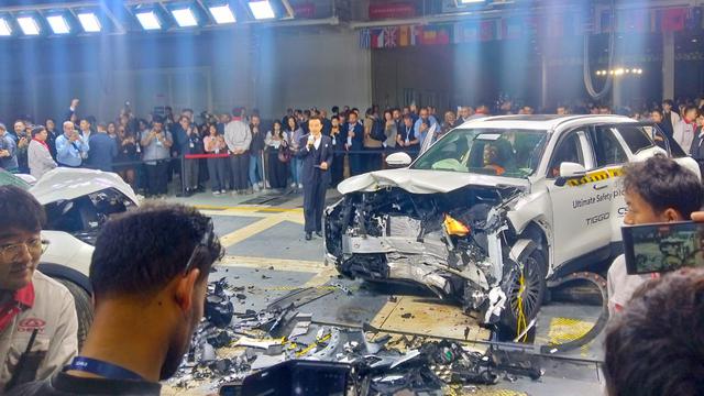 Uji tabrak Tiggo 9 CSH (Chery Super Hybrid) di Longshan Test Center, Wuhu, Anhui, China, Sabtu (18/10/2025) (Liputan6.com/Jonathan Pandapotan Purba)